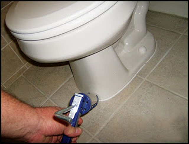 Sửa bồn cầu bị chảy nước do điểm tiếp giáp với mặt sàn