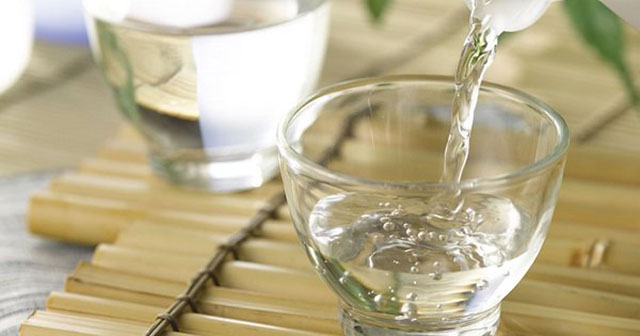 Giấm ăn giúp khử mùi hôi cống thoát nước