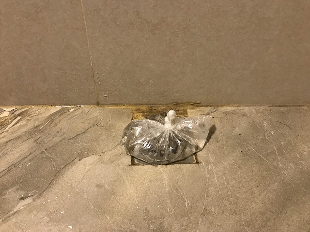 Mẹo “nước khép kín” giúp khử mùi hôi cống thoát nước